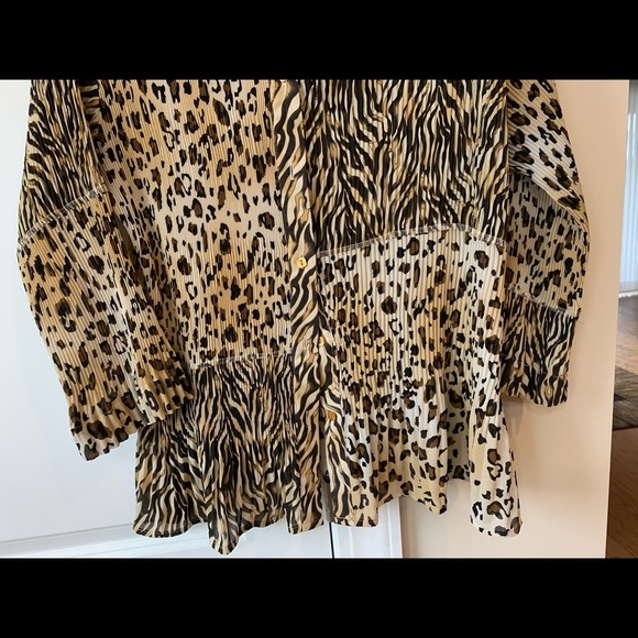 Animal print button blouse. Micro-pleats - Picture 2 of 5